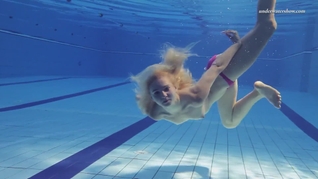 Hot Elena shows what she can do under water