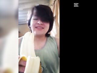 Gordita tragandose un doble platano ???????? (la perra muerde????)