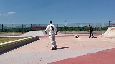 AJUDEI O SKATISTA QUE SE MACHUCOU NA PISTA. LEVEI PRA CASA E ELE ME DEU O CUZINHO PRA AGRADECER