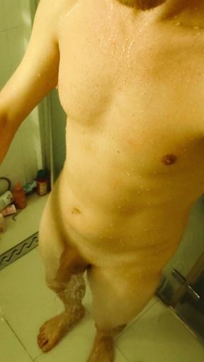 Allein unter der Dusche