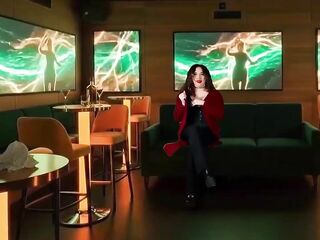 Masturbé al gerente de un club nocturno en la sala VIP, mi cornudo filmó todo desde otra mesa.