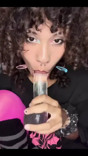 Meisje doet alsof ze spuugt terwijl ze een solo dildo gebruikt.