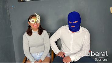 Cornudo entrega a su joven novia a un desconocido para ser follada duro