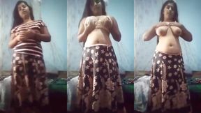 Birhat boro boobs nie bou taar online friend ke moja dekhalo