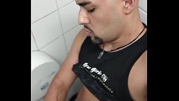 Sexo com macho desconhecido no banheiro