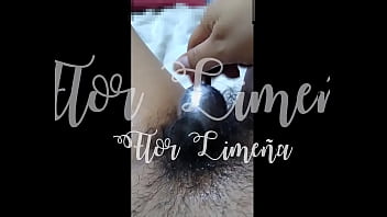 Flor Lime&ntilde_a jugando con su plug