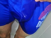 pissing desesperado en ropa interior, me mojo todo, primer plano, tomalo perra