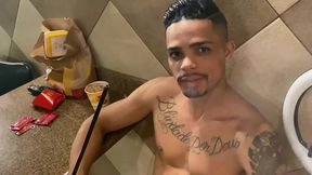fudendo o mozao na piscina e depois dando leitinho na boca dele.