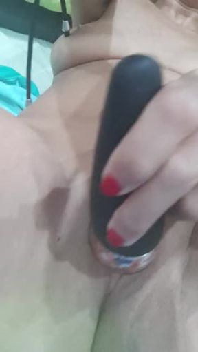 Cariño estoy tan aburrida que he cogido mi juguetito y al final he hecho un squirt.