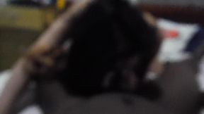 black amy masturbando o pau grosso do namorado com os pezinhos em pov