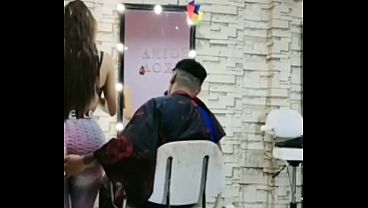 VISITE A ESTA CHICA EN SU BARBERIA Y ME RECIBIO CON UNA ROPA AJUSTADA QUE LE HACIA RESALTAR SU CUERPO Y ME DABAN GANAS DE CACHONDEAR CON ELLA Y BESARNOS HASTA TERMINAR LLENO DE LUJURIA SEXUAL