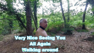 Openbare solo-buitenvideo van een gepiercete, rijpe Britse slavin die haar kont penetreert in een zijwaartse penetratiepositie.