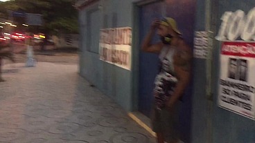 Fã segue ex BBB até o banheiro e paga um boquete pra ele no banheiro público masculino