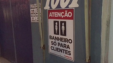 Fã segue ex BBB até o banheiro e paga um boquete pra ele no banheiro público masculino