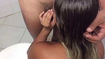 Fã segue ex BBB até o banheiro e paga um boquete pra ele no banheiro público masculino