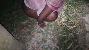 Desi bhabhi bathroom karne aaya hai