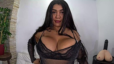Com seus peitos e bunda gigante ela pede duas rolas e faz uma DP