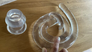 Hardcore hemmagjord webbkamerashow: ung tysk män i kvinnokläder förnedrar sig själv med rå fingring och gapande klänning