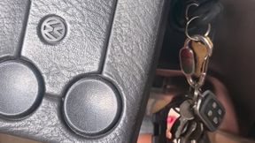 Colocando gasolina no carburador