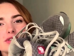 Adora bell - Smell my stinky sneakers