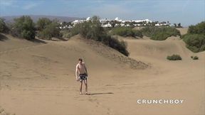 il se fait enculer par son pote sur une plage publique