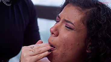 Penetração de punho - Domme malvada enfia mão inteira na buceta de sua escrava