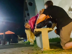 NOVINHO FUDENDO FUDENDO O CUZINHO NO BANCO DA PRA A SEM