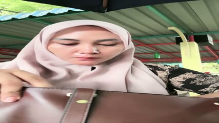 Bunda cantik penjaga warung kolam renang