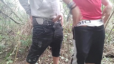 MARQUEI COM UNS AMIGOS DE IR NO BAILÃO DE FAVELA E ACABEI LIBERANDO A BUNDA NO MATO PRA GERAL COMER