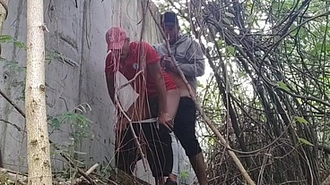 MARQUEI COM UNS AMIGOS DE IR NO BAILÃO DE FAVELA E ACABEI LIBERANDO A BUNDA NO MATO PRA GERAL COMER