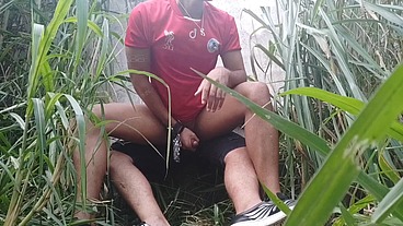 MARQUEI COM UNS AMIGOS DE IR NO BAILÃO DE FAVELA E ACABEI LIBERANDO A BUNDA NO MATO PRA GERAL COMER