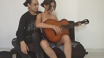 mi hermanastro se equivoco de guitarra y termina tocando mi co&ntilde_o para follarme bien duro - porno en espanol