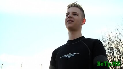 Blowing a gay in a car sex scene
