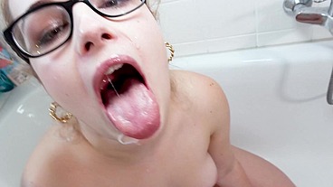 KLASSENKAMERADIN AO IM BADEZIMMER GEFICKT CUMSHOT INS MAUL