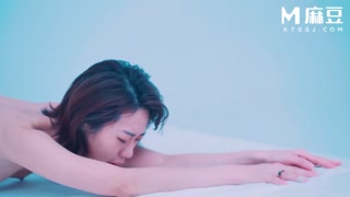 ModelMedia Asia - Having wild sex while wearing protective gear during the pandemic