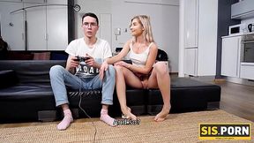 Kink step-sis Anna Krowe seduced her nerdy step-bro to quickie on a sofa