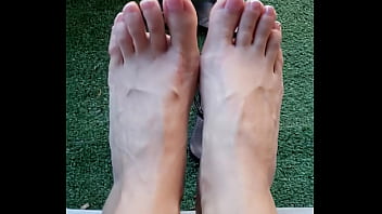 Me voil&agrave_ bien arriv&eacute_ en vacances Petite vid&eacute_o de mes pied pour mes coquins ...