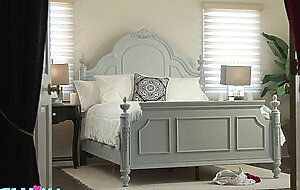 FAMILYXXX - I Cant Resist My Stepsis Big Juicy Ass (Mila Monet)