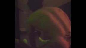 luego de una noche loca en el bar me folla a pelo en su departamento mientras su esposa se va de viaje