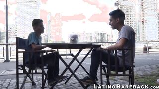 After having drinks outside these two twinks have hot sex