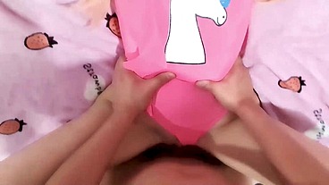 Hijastra! Estaba por ir a la alberca pero mi padrastro no me dejo salir sin antes correrse dentro de mi