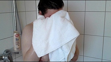 Sie duscht allein in meiner Wohnung 2