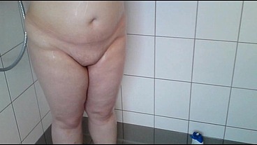 Sie duscht allein in meiner Wohnung 2