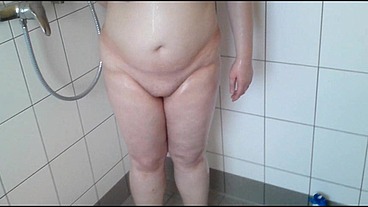 Sie duscht allein in meiner Wohnung 2