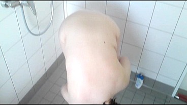 Sie duscht allein in meiner Wohnung 2