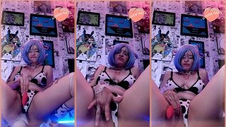 Amadora Latina Rem cosplay garota fodendo seu próprio buraco com plug anal