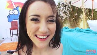 Hardcore-Video von den großbusigen Brünetten Stefania Mafra und Mandy Muse, die von Mike Adriano mit seinem riesigen Schwanz anal penetriert werden.