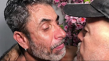 Dois paizao se acabando nos beijos