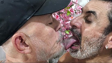 Dois paizao se acabando nos beijos