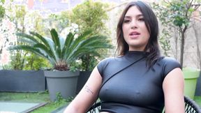 ”Laury, 27 years old, bartender in Versailles!”